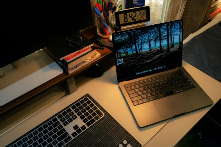 مكتب منزلي بجهاز لابتوب يناسب افكار مشاريع للبنات من البيت