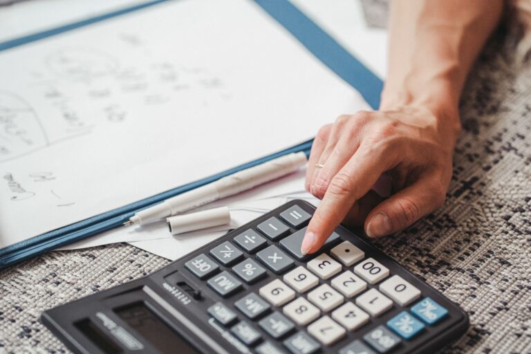 استخدام آلة حاسبة لمراجعة المستندات المحاسبية قبل تسجيل الرقم الضريبي في فاتورة