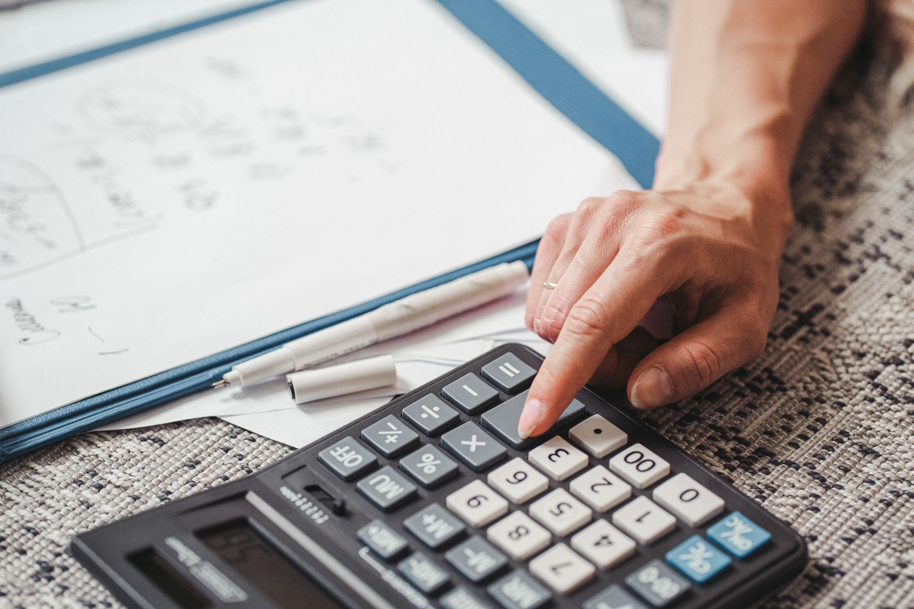 استخدام آلة حاسبة لمراجعة المستندات المحاسبية قبل تسجيل الرقم الضريبي في فاتورة