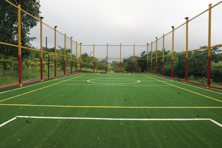 ملعب خماسي بعشب صناعي وشبك حماية وكشافات إضاءة في مشروع ملعب خماسي